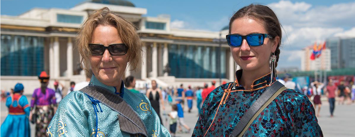 Дээлтэй Монгол